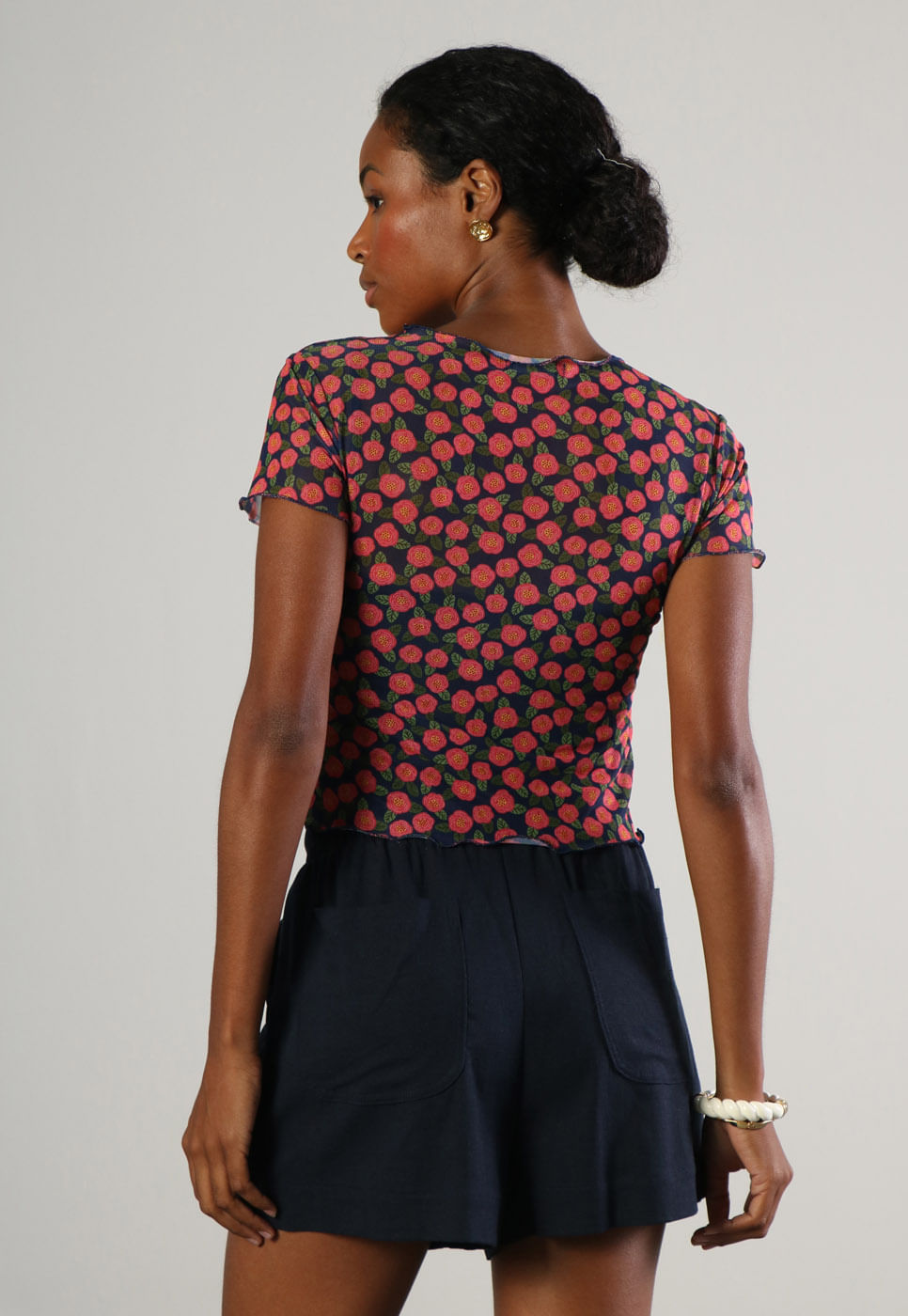 232011118B-BLUSA-CROPPED-EM-TULE-ESTAMPA-FLORAL-MARINHO_4