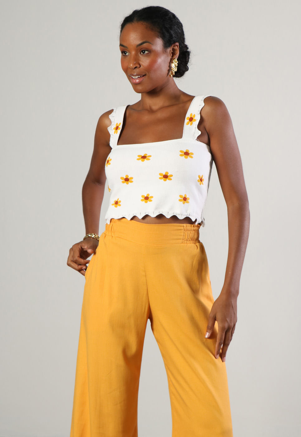 232011159A-BLUSA-CROPPED-FLORAL-AMARELO-EM-TRICOT-BRANCO_2