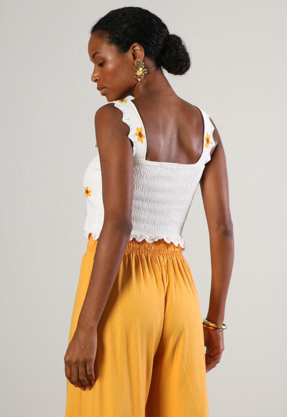 232011159A-BLUSA-CROPPED-FLORAL-AMARELO-EM-TRICOT-BRANCO_4