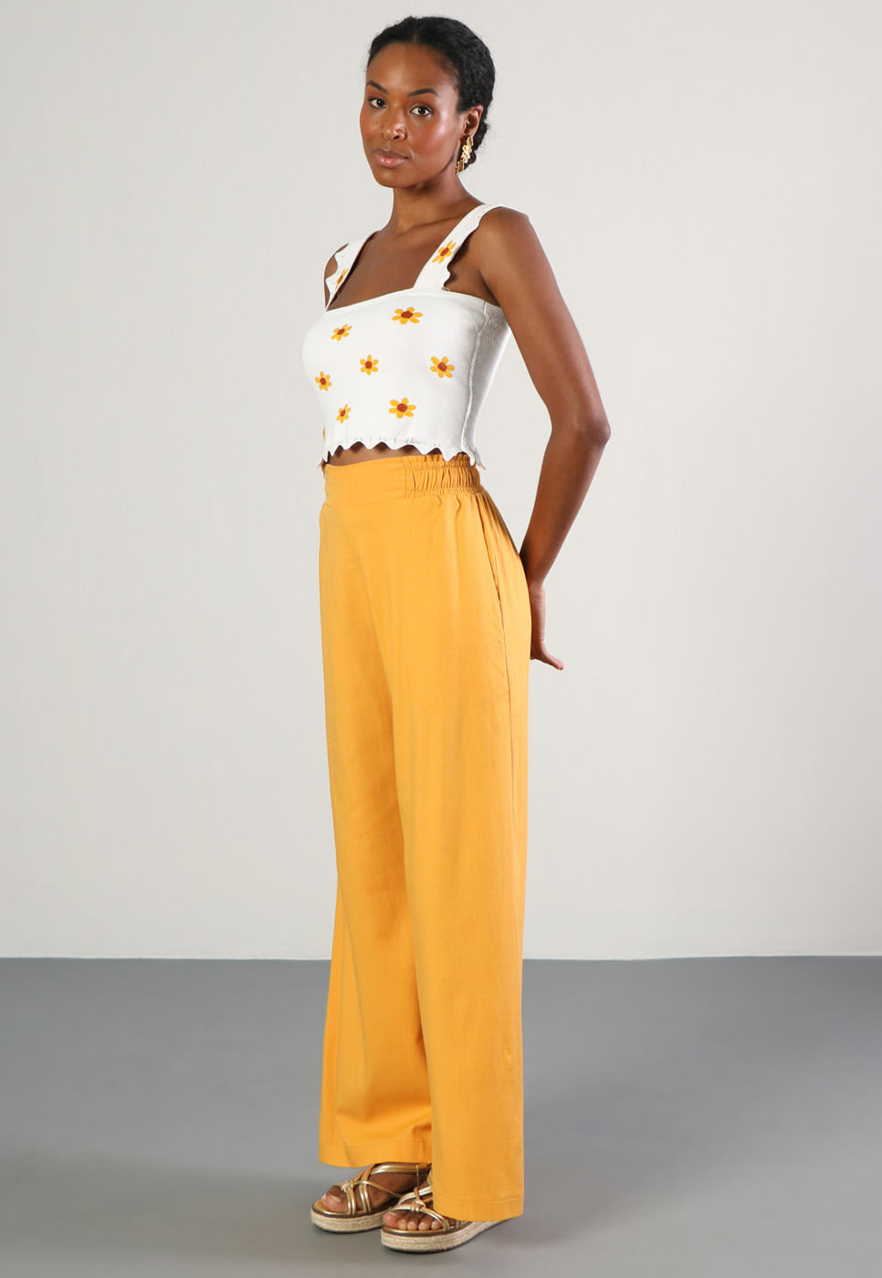 232011159A-BLUSA-CROPPED-FLORAL-AMARELO-EM-TRICOT-BRANCO_5