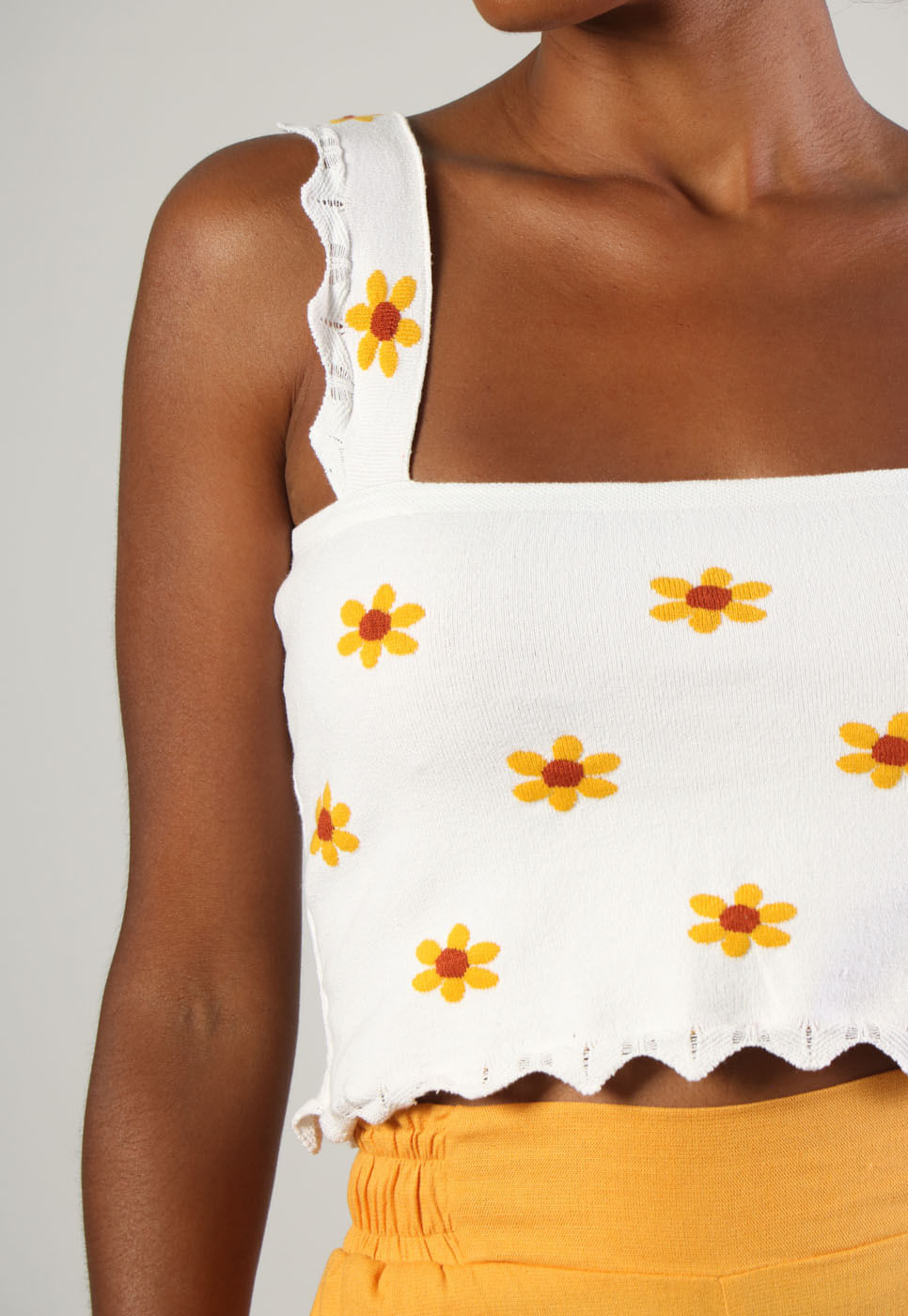 232011159A-BLUSA-CROPPED-FLORAL-AMARELO-EM-TRICOT-BRANCO_999