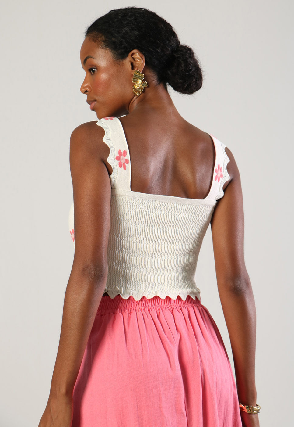 232011159B-BLUSA-CROPPED-FLORAL-ROSA-EM-TRICOT-OFF-WHITE_999