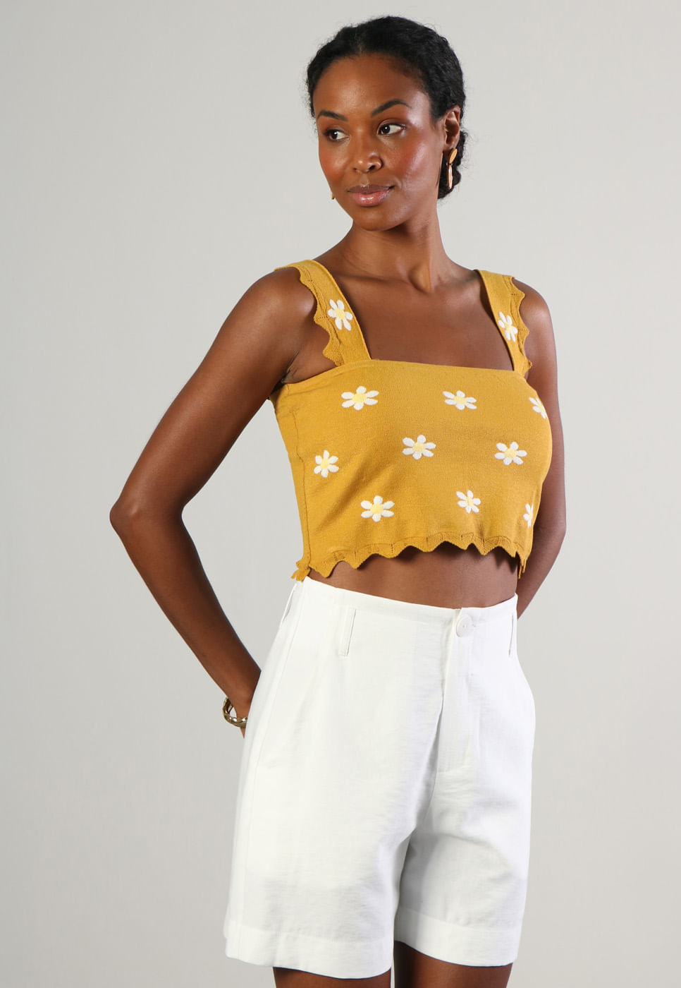 232011159C-BLUSA-CROPPED-FLORAL-BRANCO-EM-TRICOT-AMARELO_1