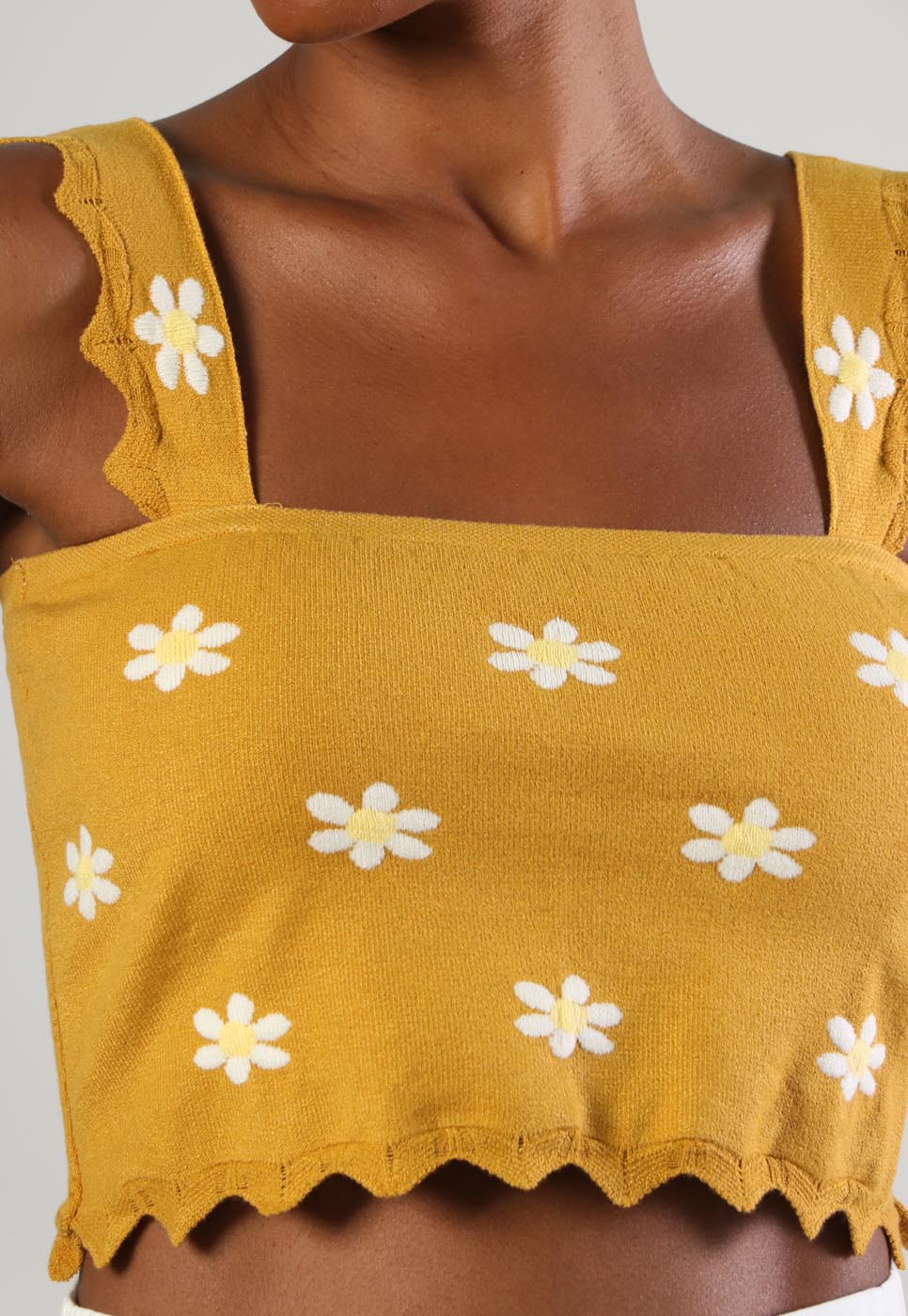 232011159C-BLUSA-CROPPED-FLORAL-BRANCO-EM-TRICOT-AMARELO_10