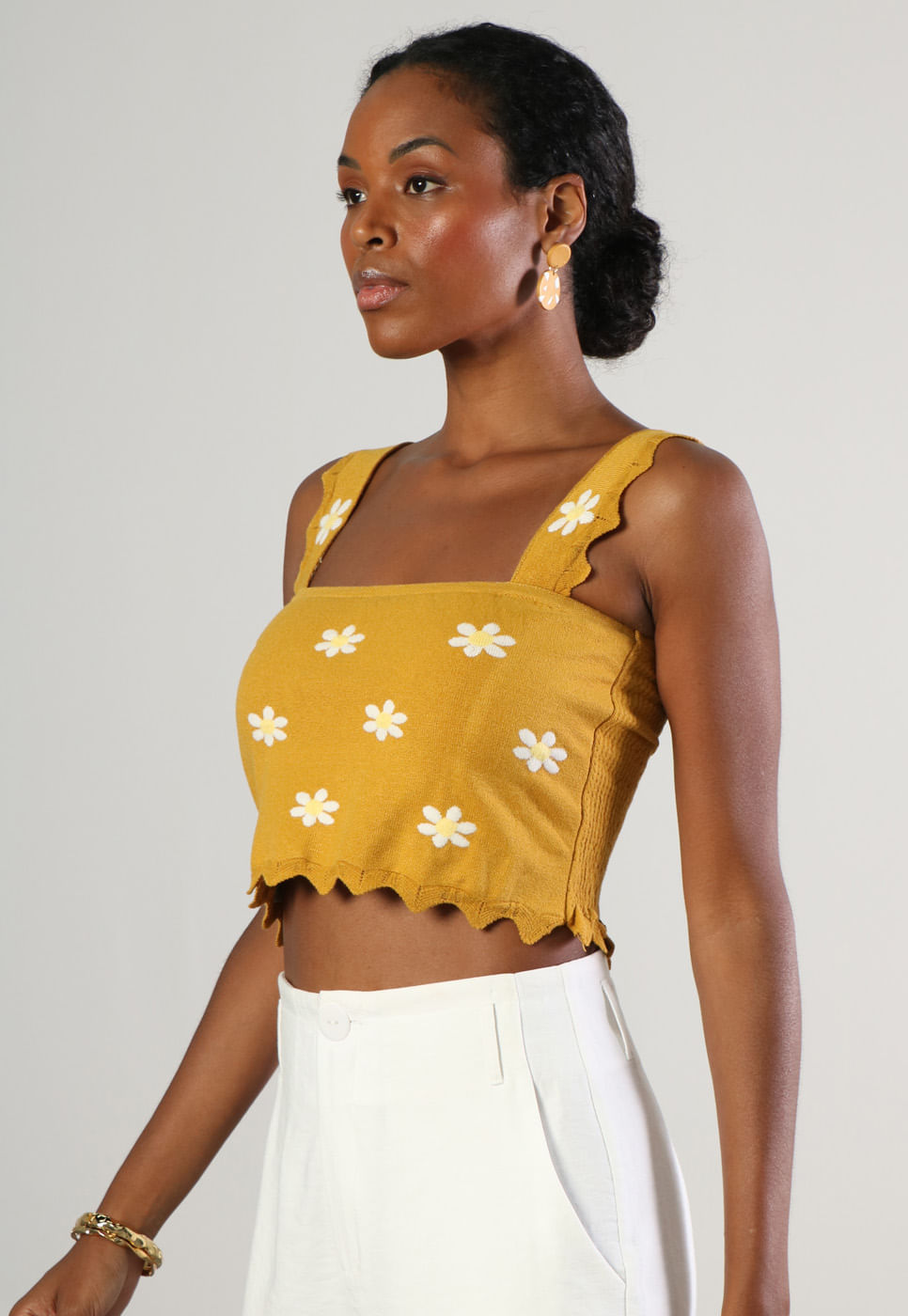 232011159C-BLUSA-CROPPED-FLORAL-BRANCO-EM-TRICOT-AMARELO_4