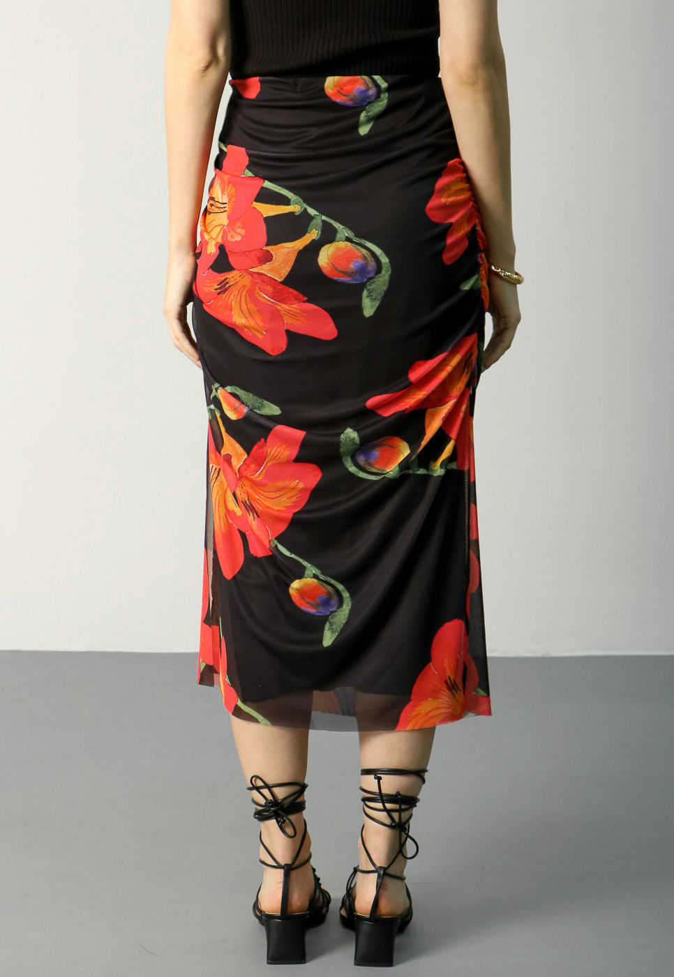 232020205A_SAIA-MIDI-TULE-FRANZIDO-FLORAL-VERMELHO-E-PRETO_5