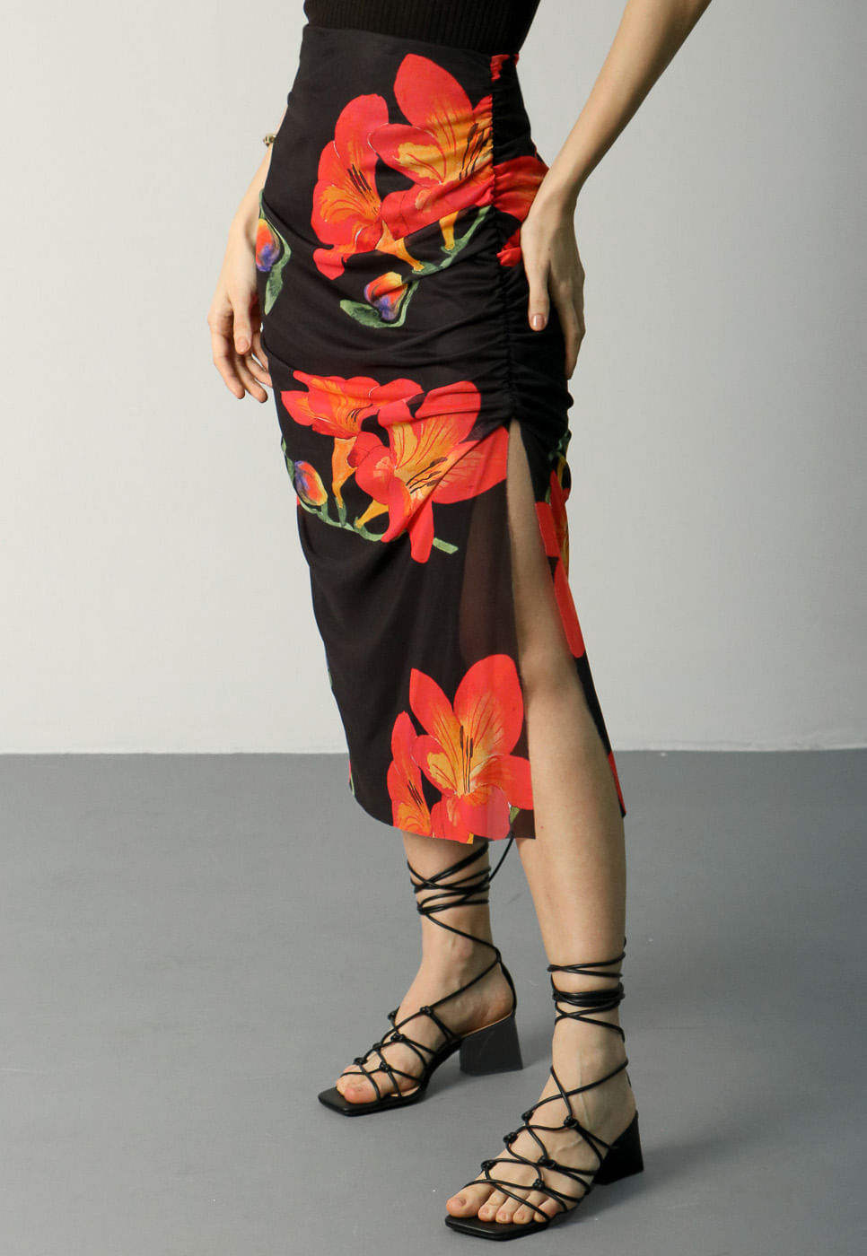 232020205A_SAIA-MIDI-TULE-FRANZIDO-FLORAL-VERMELHO-E-PRETO_99