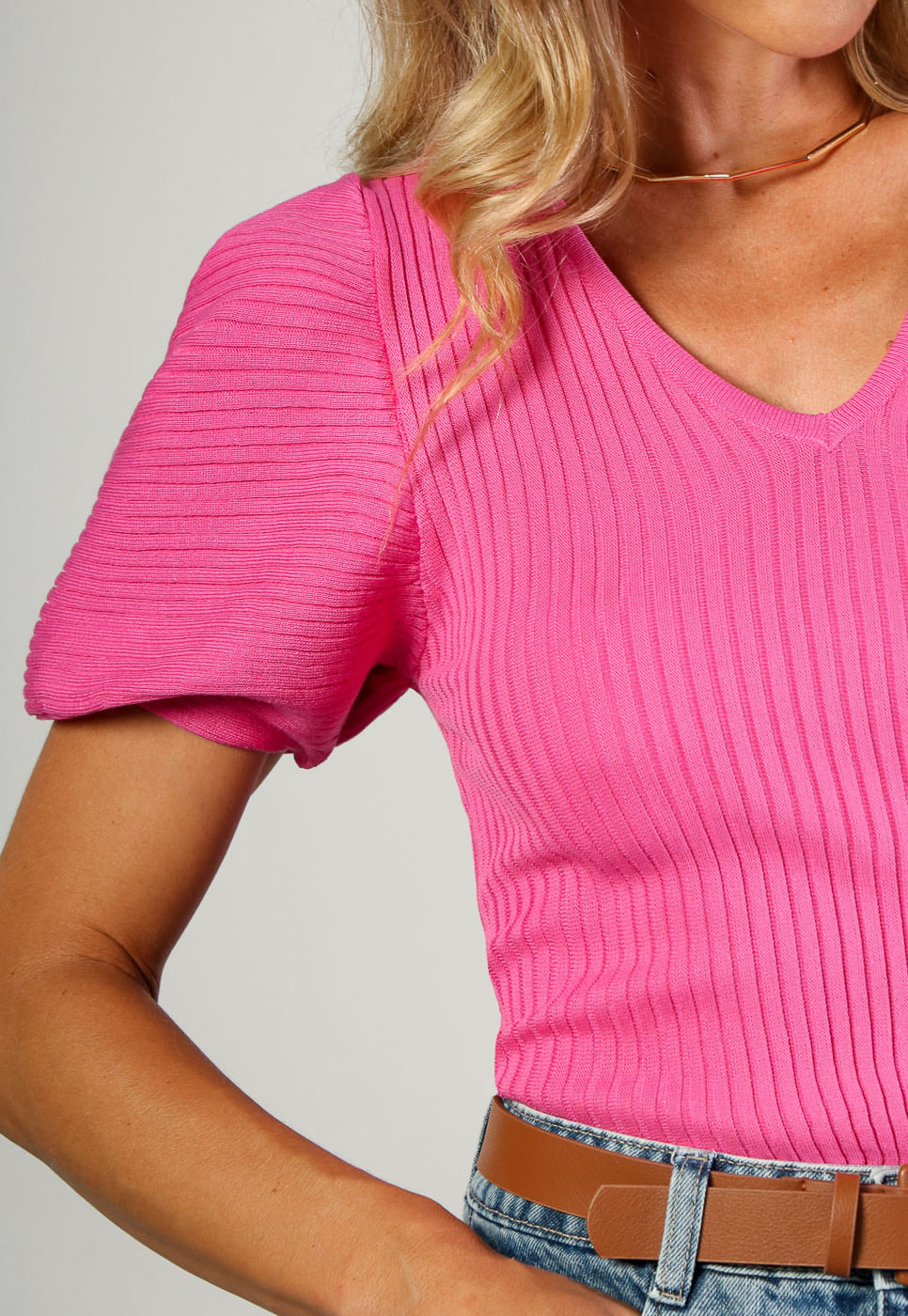 241011165B_Blusa-Decote-V-e-Manga-Bufante-em-Tricot-Canelado-Pink_4