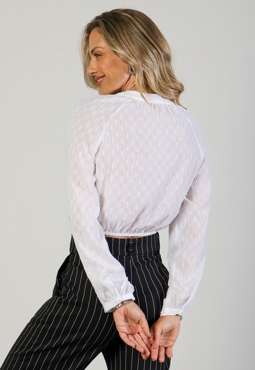 241011160A_Blusa-Cropped-Manga-Longa-em-Tecido-Texturizado-Off-White_999