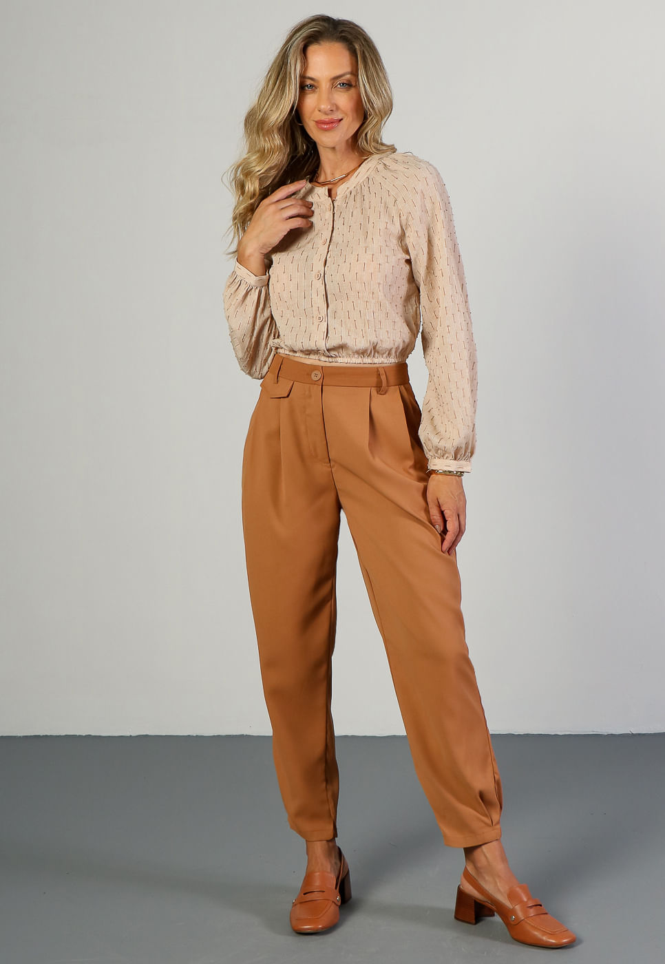 241011160B_Blusa-Cropped-Manga-Longa-em-Tecido-Texturizado-Areia_3