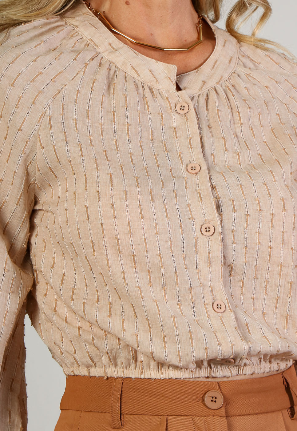 241011160B_Blusa-Cropped-Manga-Longa-em-Tecido-Texturizado-Areia_5