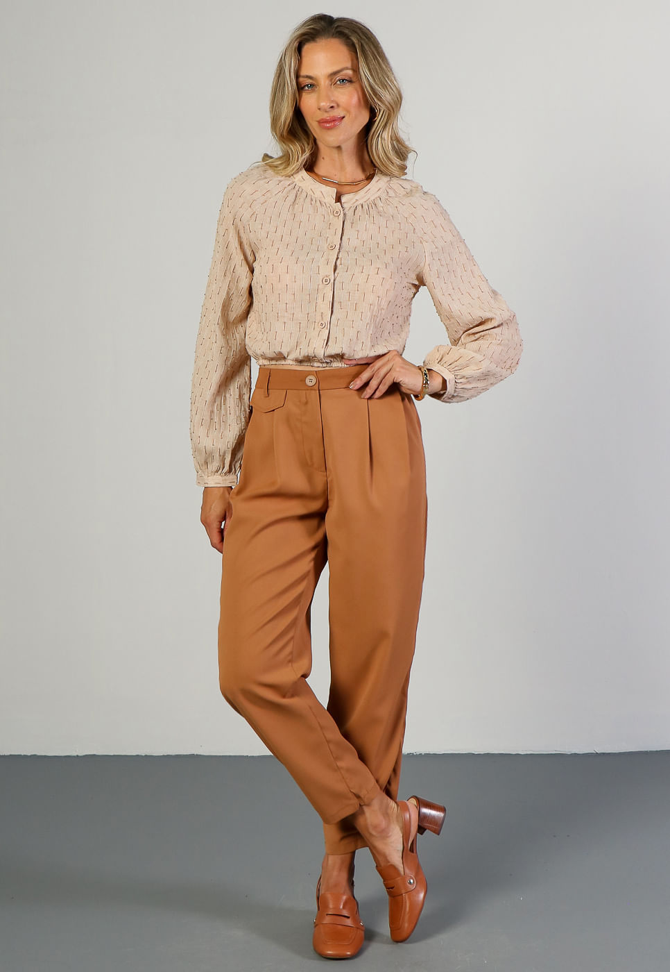 241011160B_Blusa-Cropped-Manga-Longa-em-Tecido-Texturizado-Areia_999