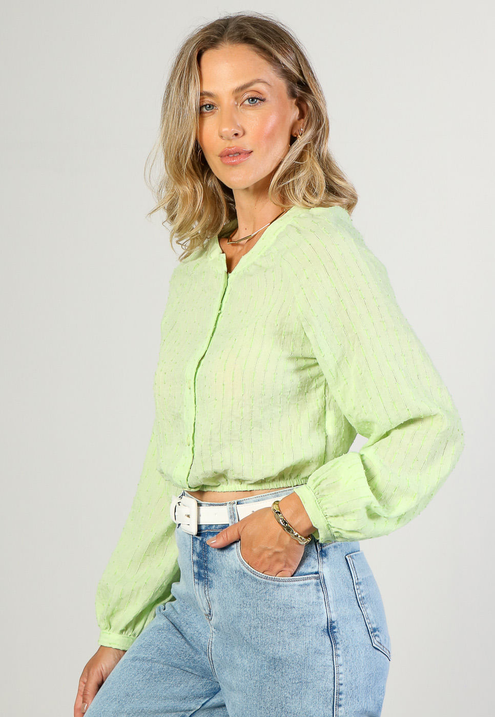 241011160C_Blusa-Cropped-Manga-Longa-em-Tecido-Texturizado-Verde_2