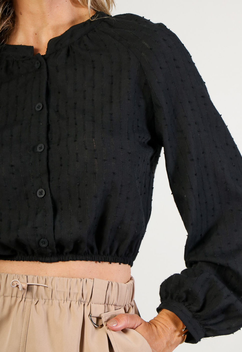 241011160D_Blusa-Cropped-Manga-Longa-em-Tecido-Texturizado-Preto_999