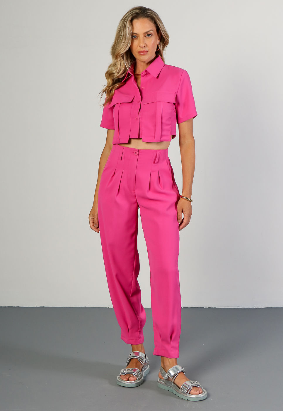 241011163B_Camisa-Cropped-Bolso-Alongado-em-Alfaiataria-Rosa_4
