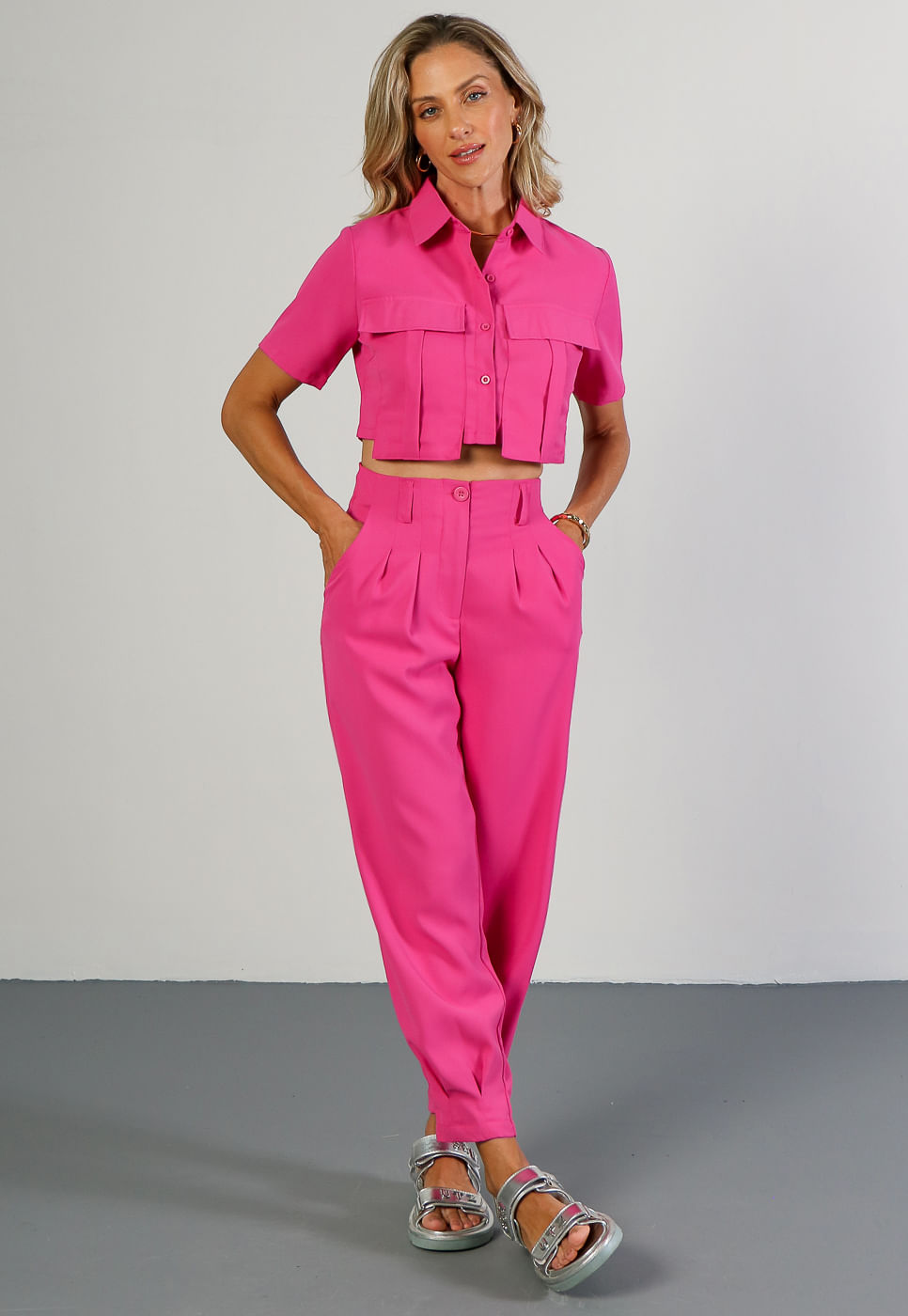 241011163B_Camisa-Cropped-Bolso-Alongado-em-Alfaiataria-Rosa_999