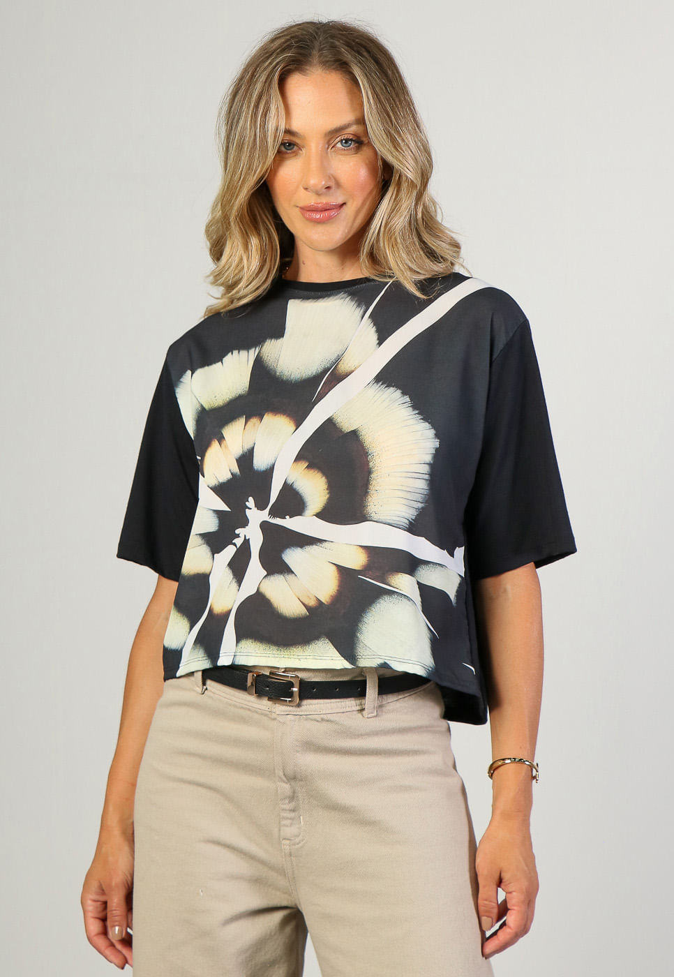 241011157B_Blusa-Cropped-com-Estampa-Floral-Preta_1