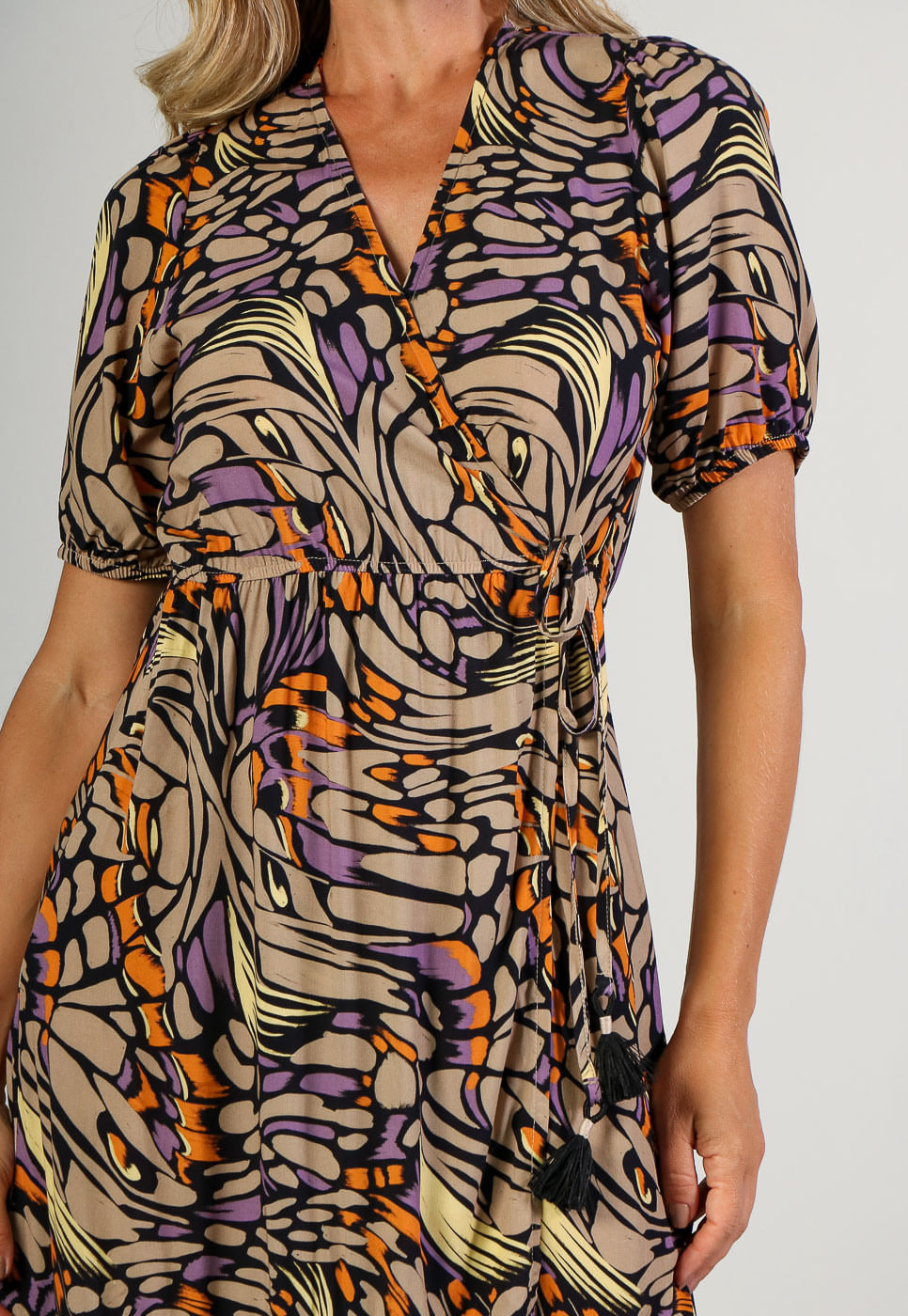 241030692A_Vestido-Midi-Transpassado-em-Viscose-Abstrato-Bege-e-Laranja_999