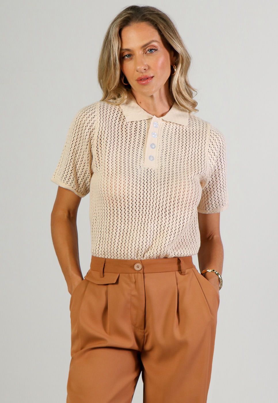 241011166A_Blusa-com-Gola-Polo-em-Tricot-Areia_1