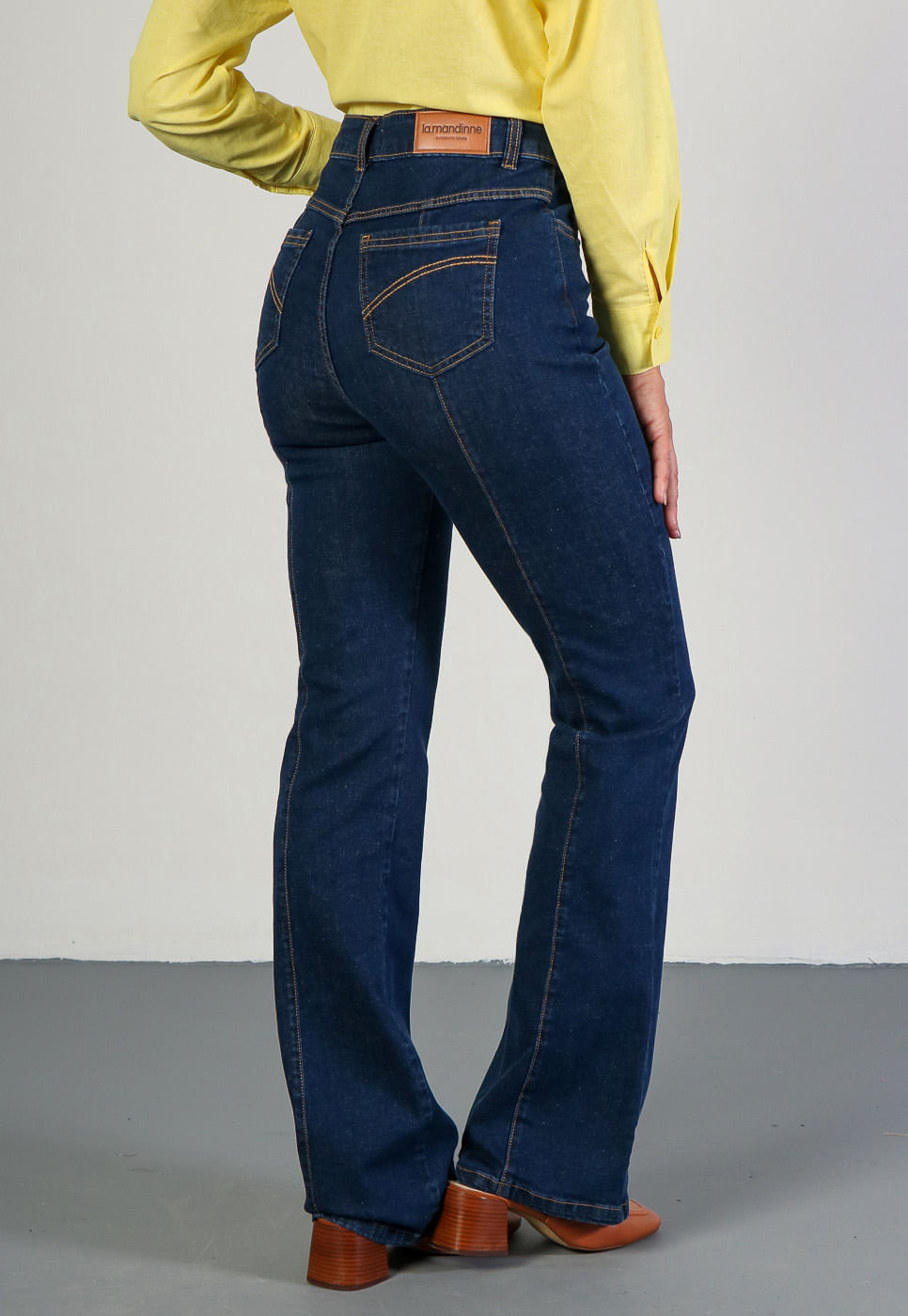 241070319A_Calca-Flare-Cintura-Alta-em-Jeans-Escuro_999