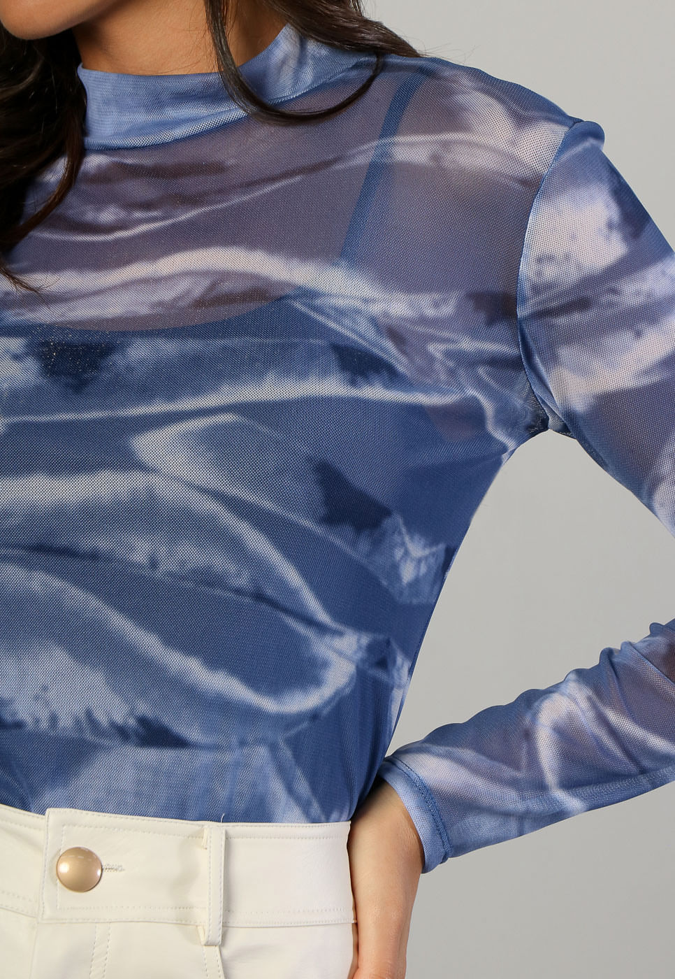 241011177A_BLUSA-EM-TULE-MANGA-LONGA-ABSTRATO-MARINHO-COM-BEGE_4