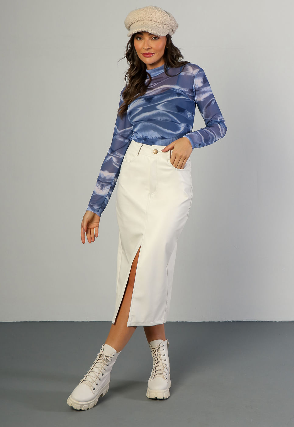 241011177A_BLUSA-EM-TULE-MANGA-LONGA-ABSTRATO-MARINHO-COM-BEGE_999