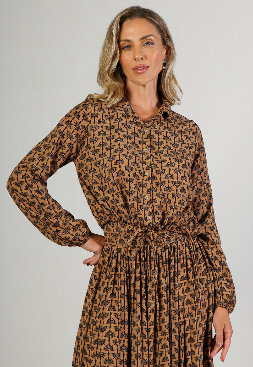 241011172A_CAMISA-CROPPED-COM-AMARRACAO-EM-VISCOSE-ESTAMPA-ORNAMENTAL-MARROM_1