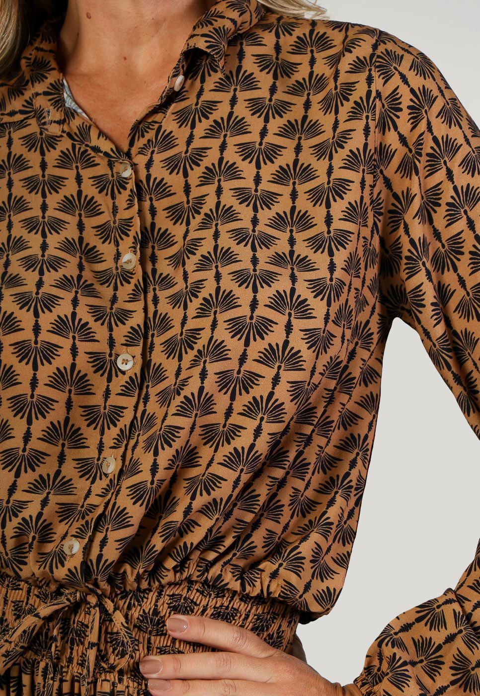 241011172A_CAMISA-CROPPED-COM-AMARRACAO-EM-VISCOSE-ESTAMPA-ORNAMENTAL-MARROM_2