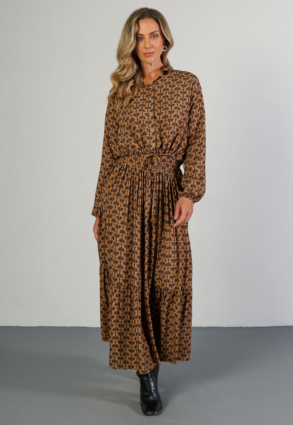 241011172A_CAMISA-CROPPED-COM-AMARRACAO-EM-VISCOSE-ESTAMPA-ORNAMENTAL-MARROM_999