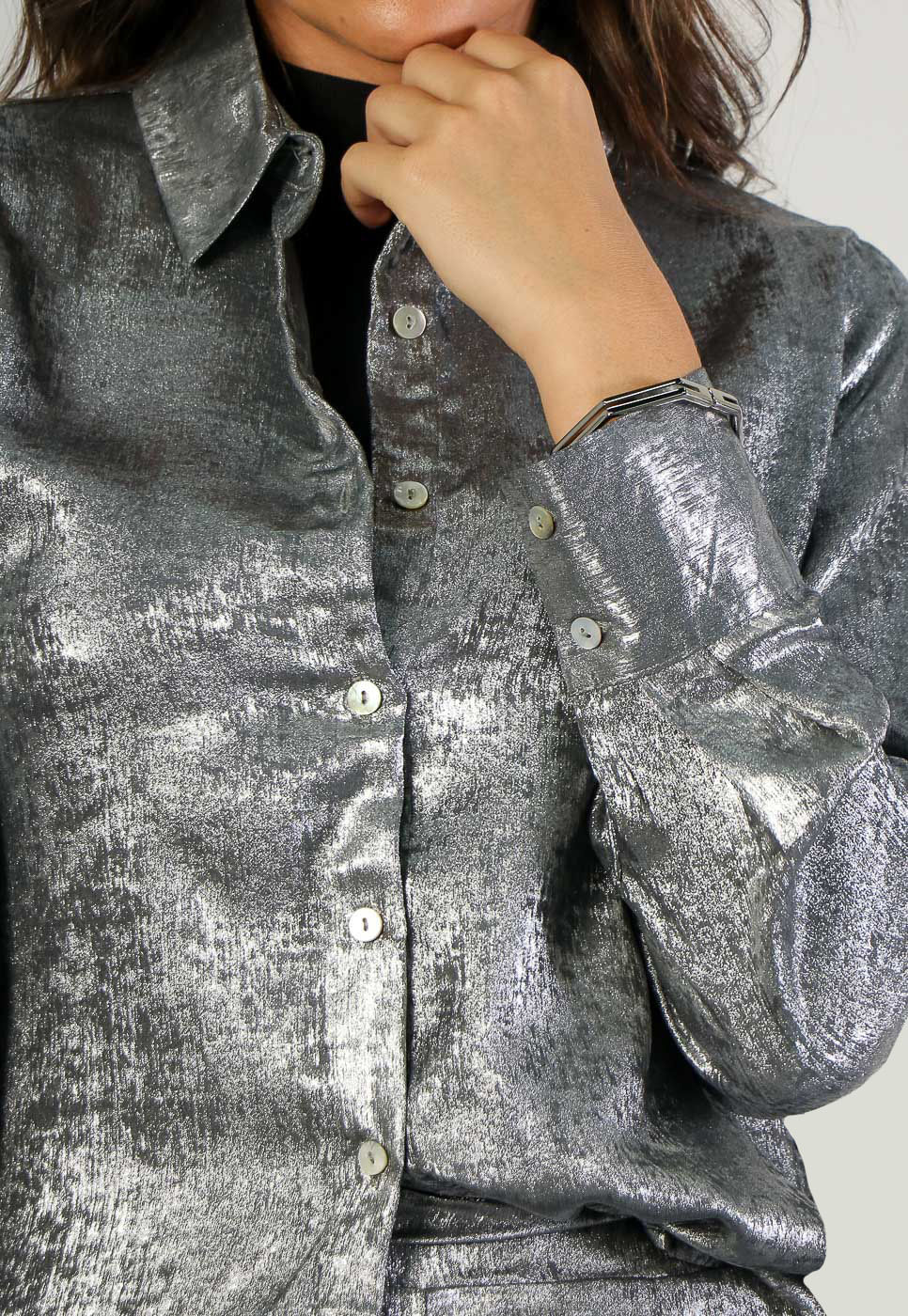 24101227D_CAMISA-ALONGADA-EM-TECIDO-METALIZADO-PRATA_3