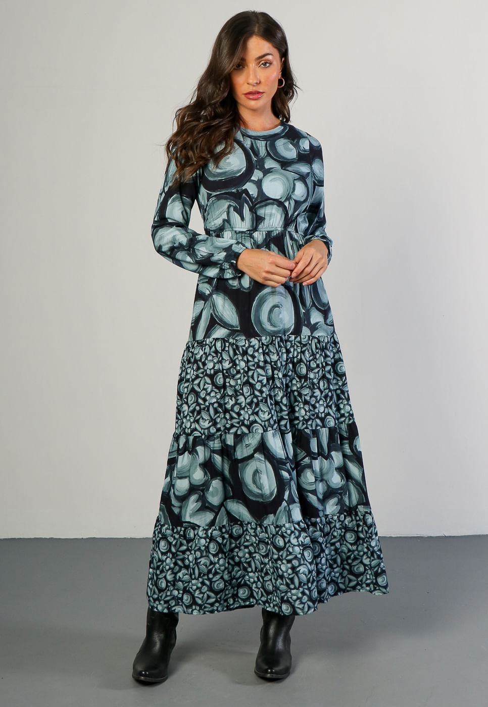 241030705A_VESTIDO-LONGO-COM-RECORTES-EM-VISCOSE-FLORAL-PRETO-E-AZUL_1