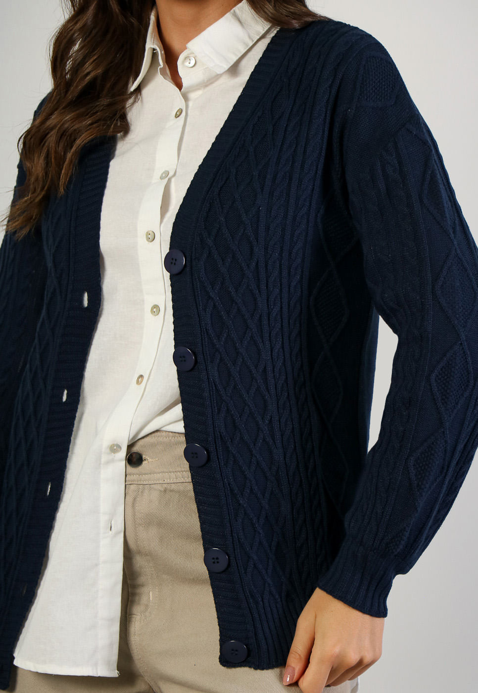 241080208C_CARDIGAN-ALONGADO-EM-TRICOT-COM-TEXTURAS-MARINHO_2