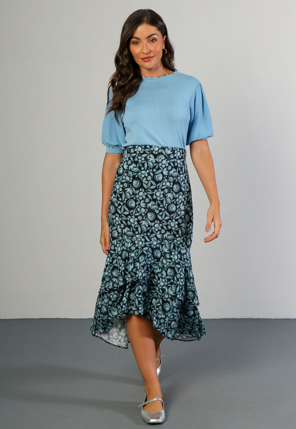 241020113A_SAIA-MIDI-COM-BABADOS-EM-VISCOSE-FLORAL-AZUL-E-PRETO_1