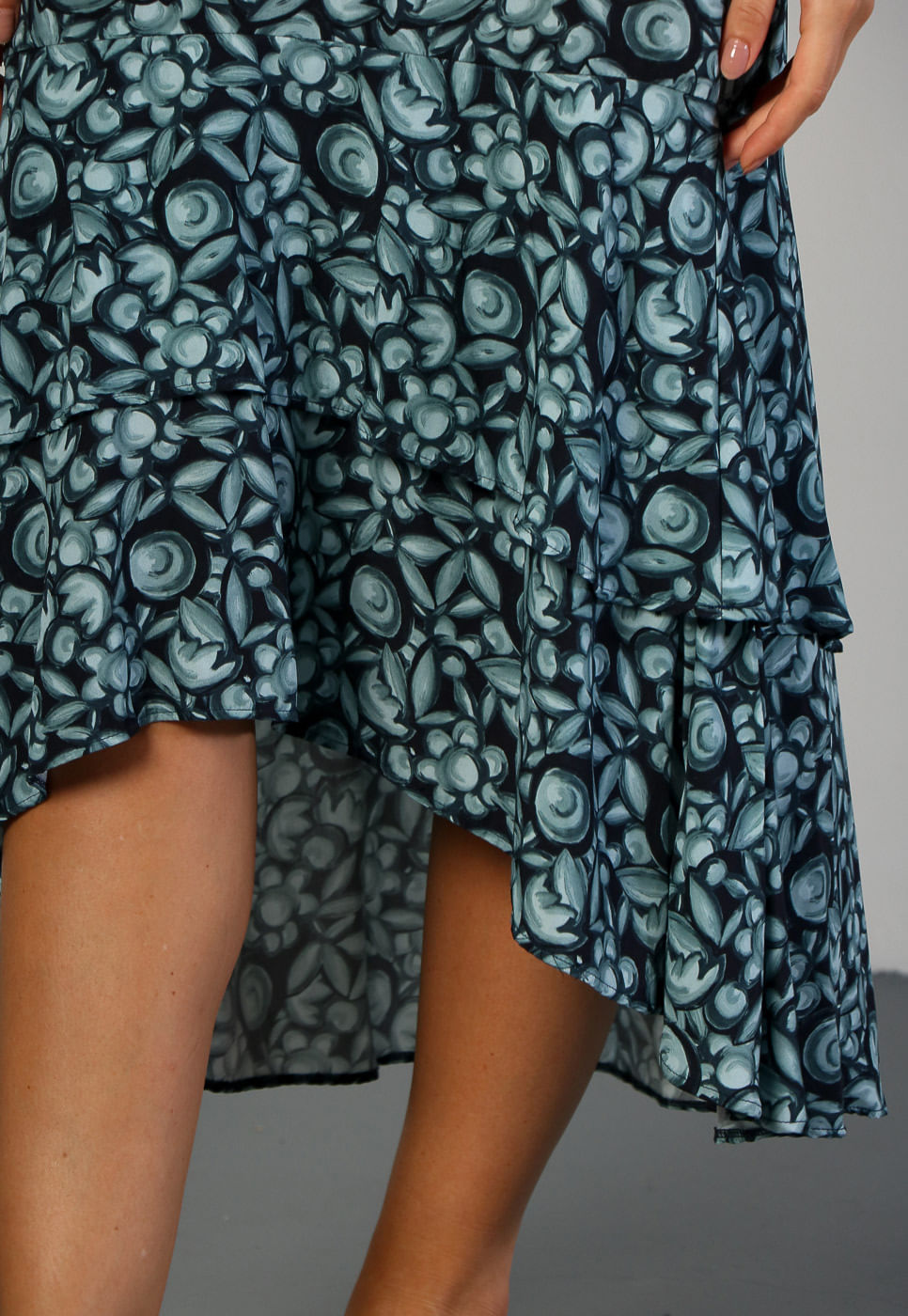 241020113A_SAIA-MIDI-COM-BABADOS-EM-VISCOSE-FLORAL-AZUL-E-PRETO_3