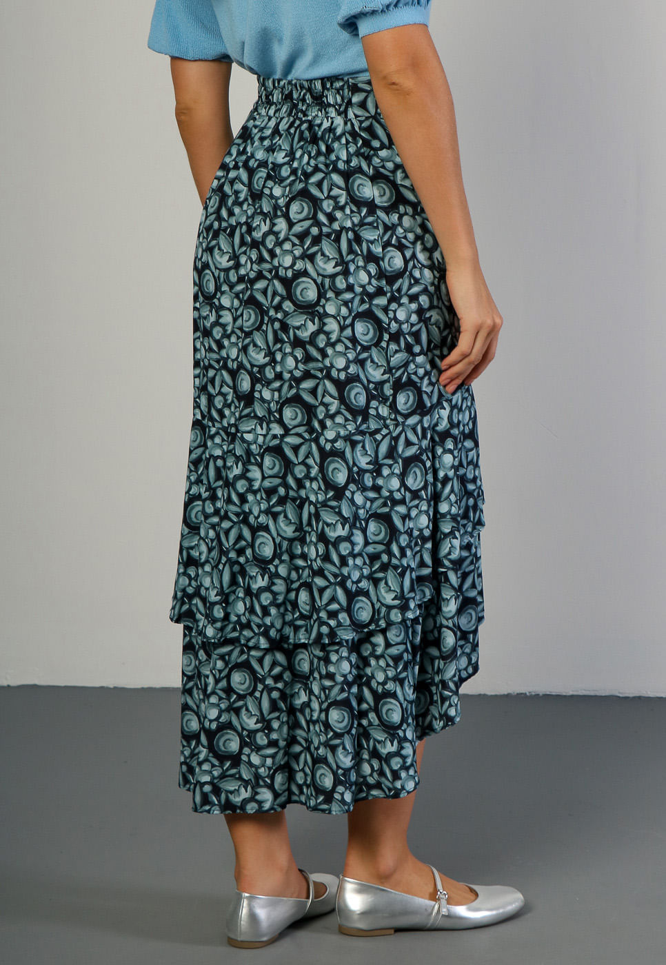 241020113A_SAIA-MIDI-COM-BABADOS-EM-VISCOSE-FLORAL-AZUL-E-PRETO_999