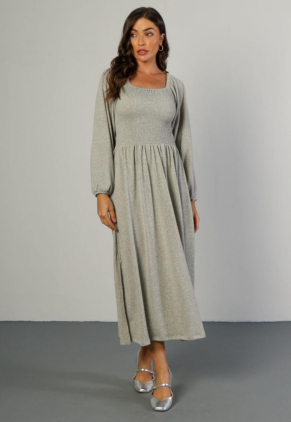 241030704A_VESTIDO-MIDI-DECOTE-QUADRADO-EM-MALHA-TRICOT-CINZA-MESCLA_3