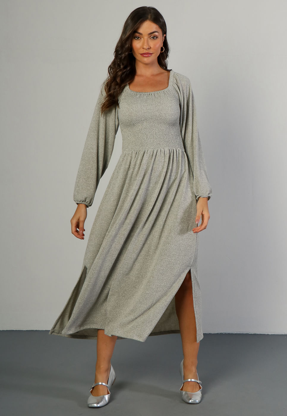 241030704A_VESTIDO-MIDI-DECOTE-QUADRADO-EM-MALHA-TRICOT-CINZA-MESCLA_4