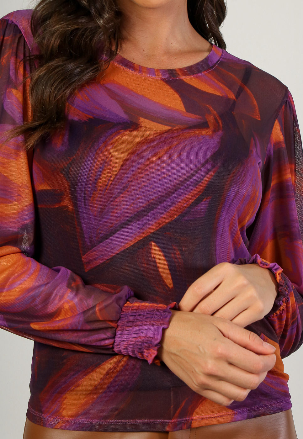 241011192A_BLUSA-MANGA-BUFANTE-EM-TULE-ABSTRATO-ROXO-E-LARANJA_4