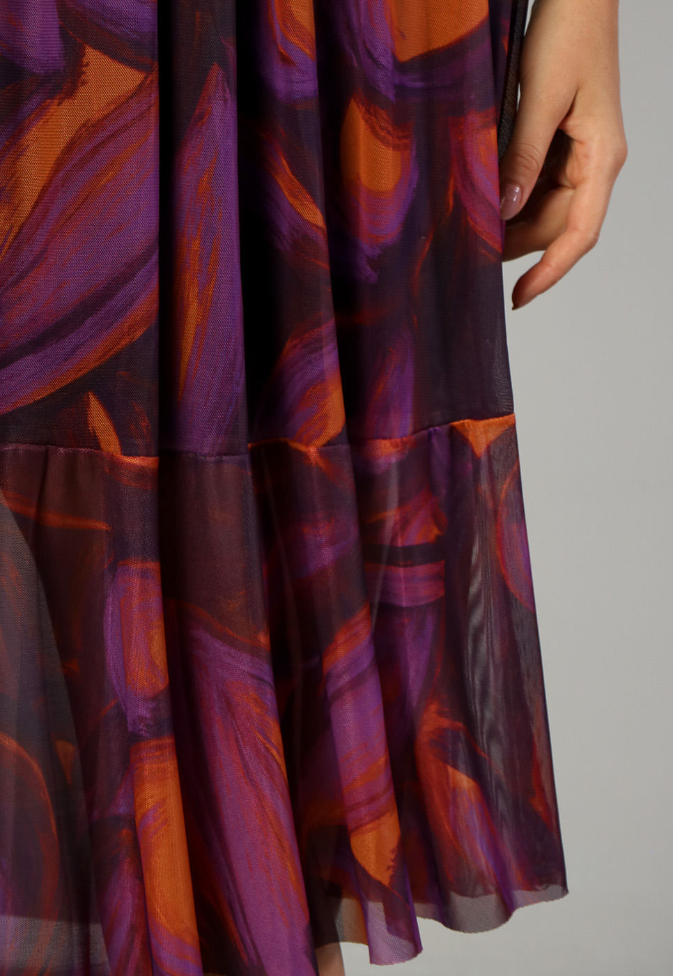 241030703A_VESTIDO-MIDI-MANGA-LONGA-EM-TULE-ABSTRATO-ROXO-E-LARANJA_3