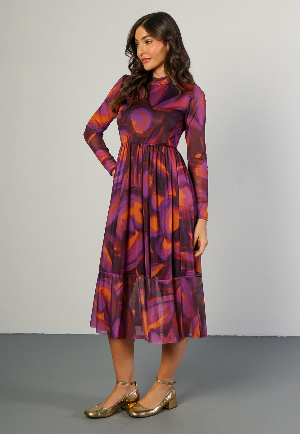 241030703A_VESTIDO-MIDI-MANGA-LONGA-EM-TULE-ABSTRATO-ROXO-E-LARANJA_4