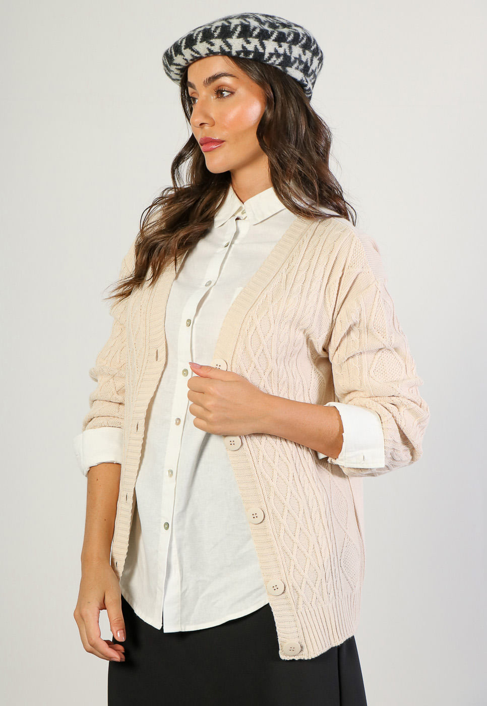 241080208A_CARDIGAN-ALONGADO-EM-TRICOT-COM-TEXTURAS-BEGE_5