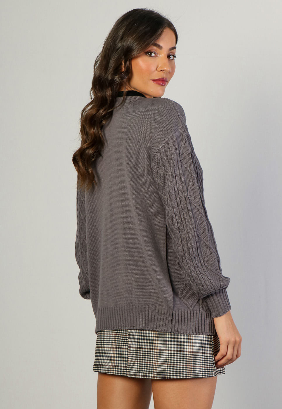 241080208B_CARDIGAN-ALONGADO-EM-TRICOT-COM-TEXTURAS-CINZA_4