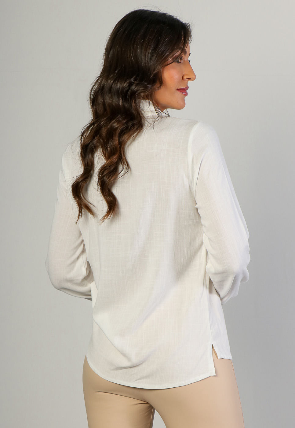 241011189A_CAMISA-MANGA-LONGA-BABADO-SOBREPOSTO-EM-VISCOSE-OFF-WHITE_4