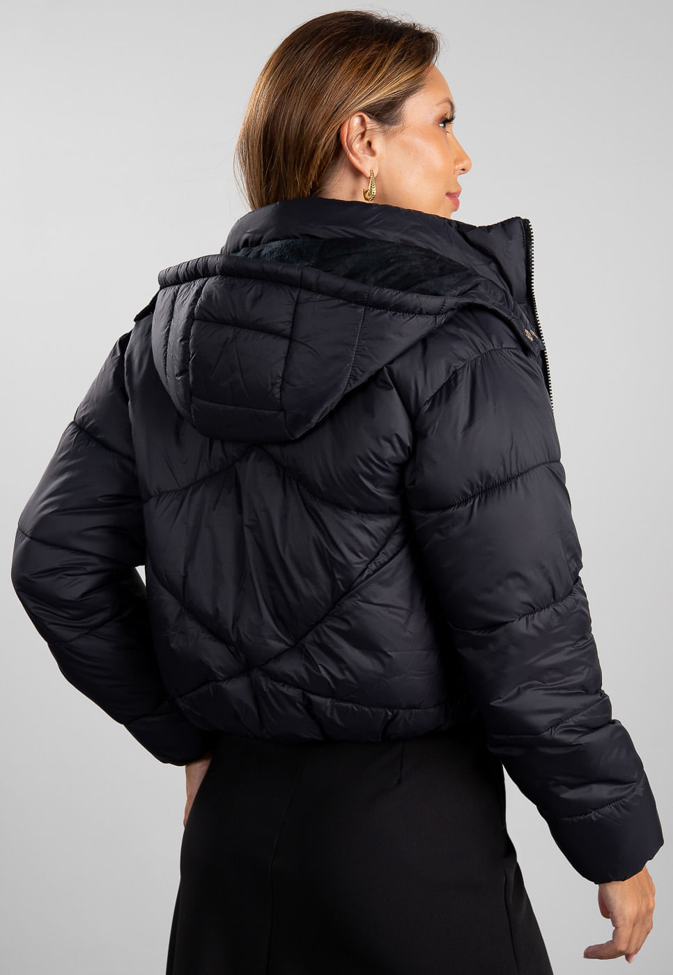 241080221A_JAQUETA-PUFFER-CROPPED-PRETA_4