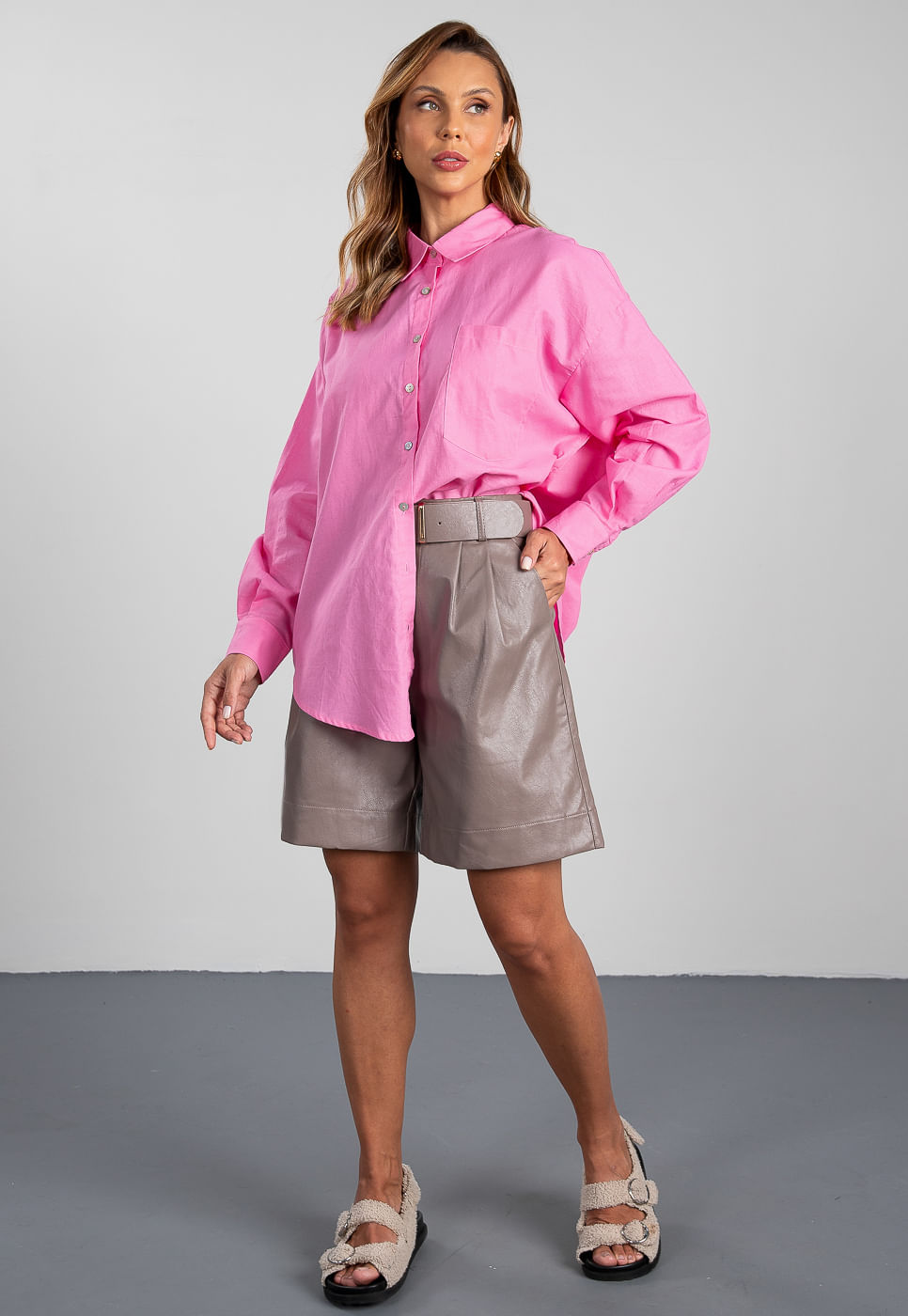 241060135B_BERMUDA-OVERSIZED-EM-MATERIAL-SINTETICO-FENDI_1