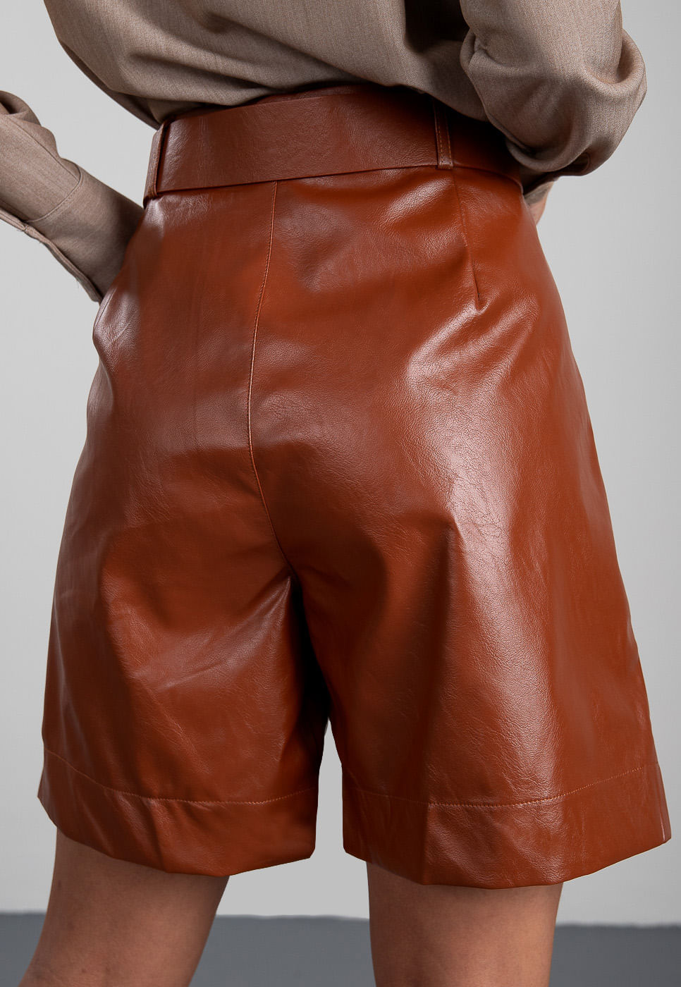 241060135C_BERMUDA-OVERSIZED-EM-MATERIAL-SINTETICO-MARROM_5