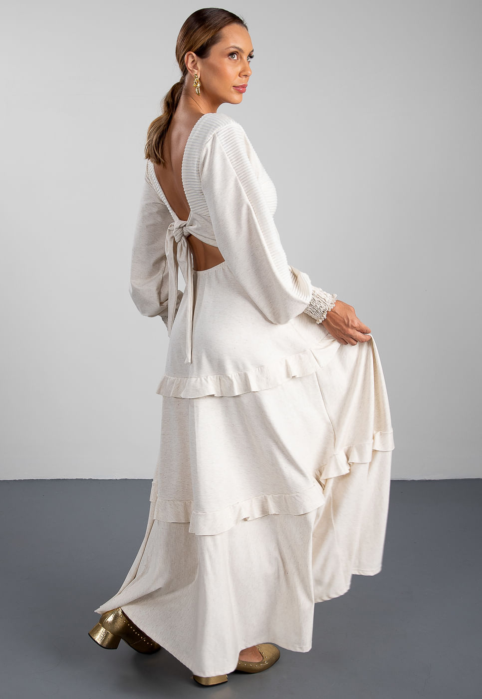 241030702A_VESTIDO-LONGO-COM-DECOTE-NAS-COSTAS-EM-VISCOLINHO-BEGE-CLARO_4