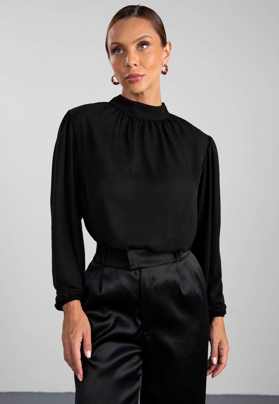 241011207A_BLUSA-COM-GOLA-ALTA-FRANZIDA-EM-CHIFFON-PRETO_3
