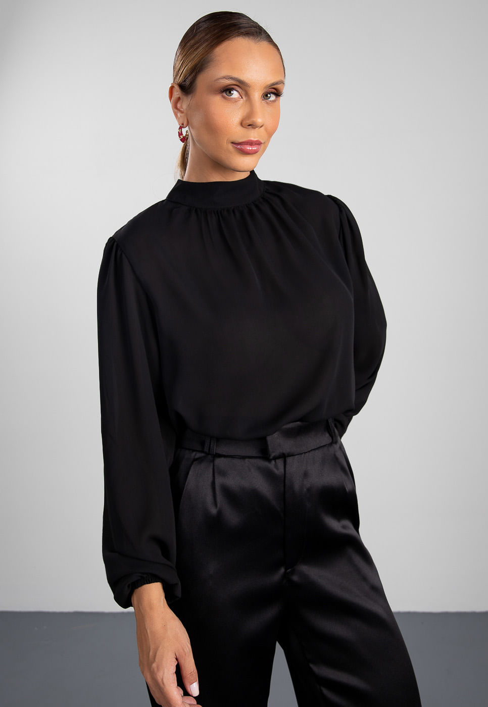 241011207A_BLUSA-COM-GOLA-ALTA-FRANZIDA-EM-CHIFFON-PRETO_5