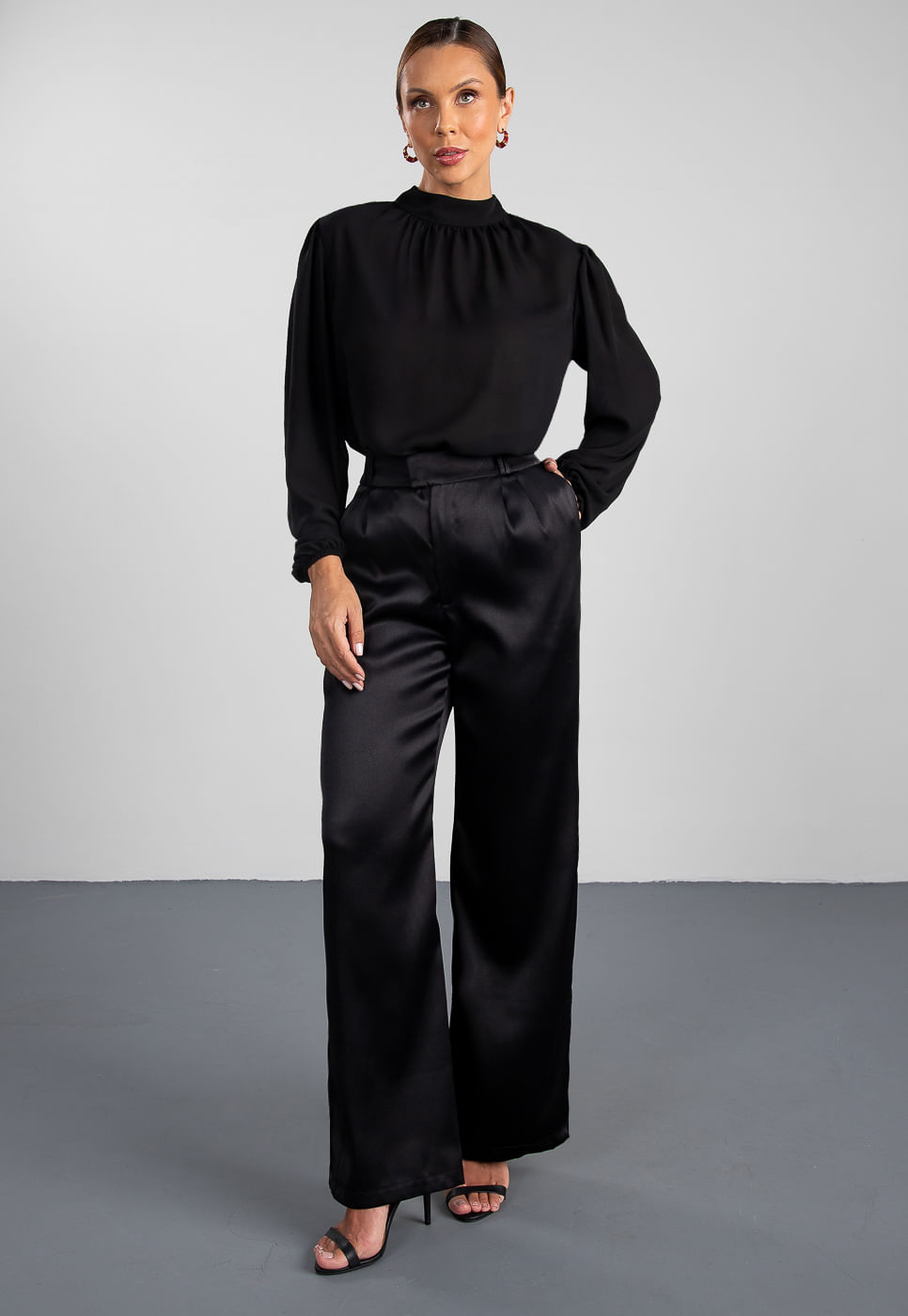 241011207A_BLUSA-COM-GOLA-ALTA-FRANZIDA-EM-CHIFFON-PRETO_999